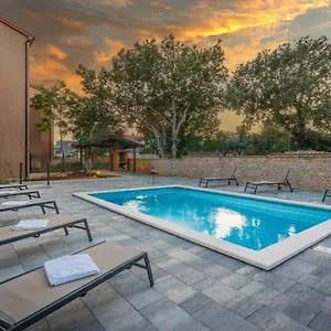 Cesare With Shared Pool Apartment