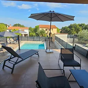 Bluemare With Shared Pool Apartment